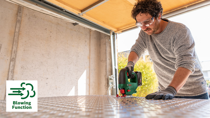 Îndepărtează praful prin suflare, pentru o vizibilitate constant bună